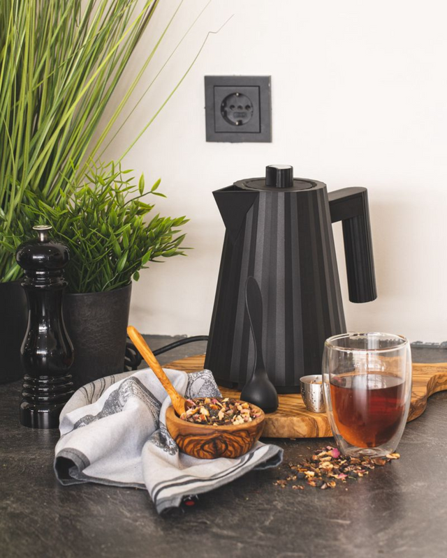 Plissé Electric Kettle